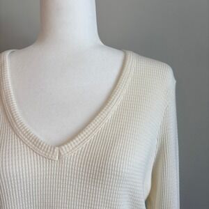 T.LA Women's Medium Long Sleeve Thermal Top Oversized V Neck Casual Normcore